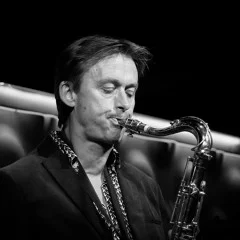 Portrait of Eldert van Oosten with tenor saxophone