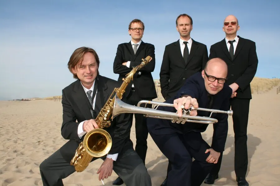 The Sidewinders op het strand, Eldert met saxofoon