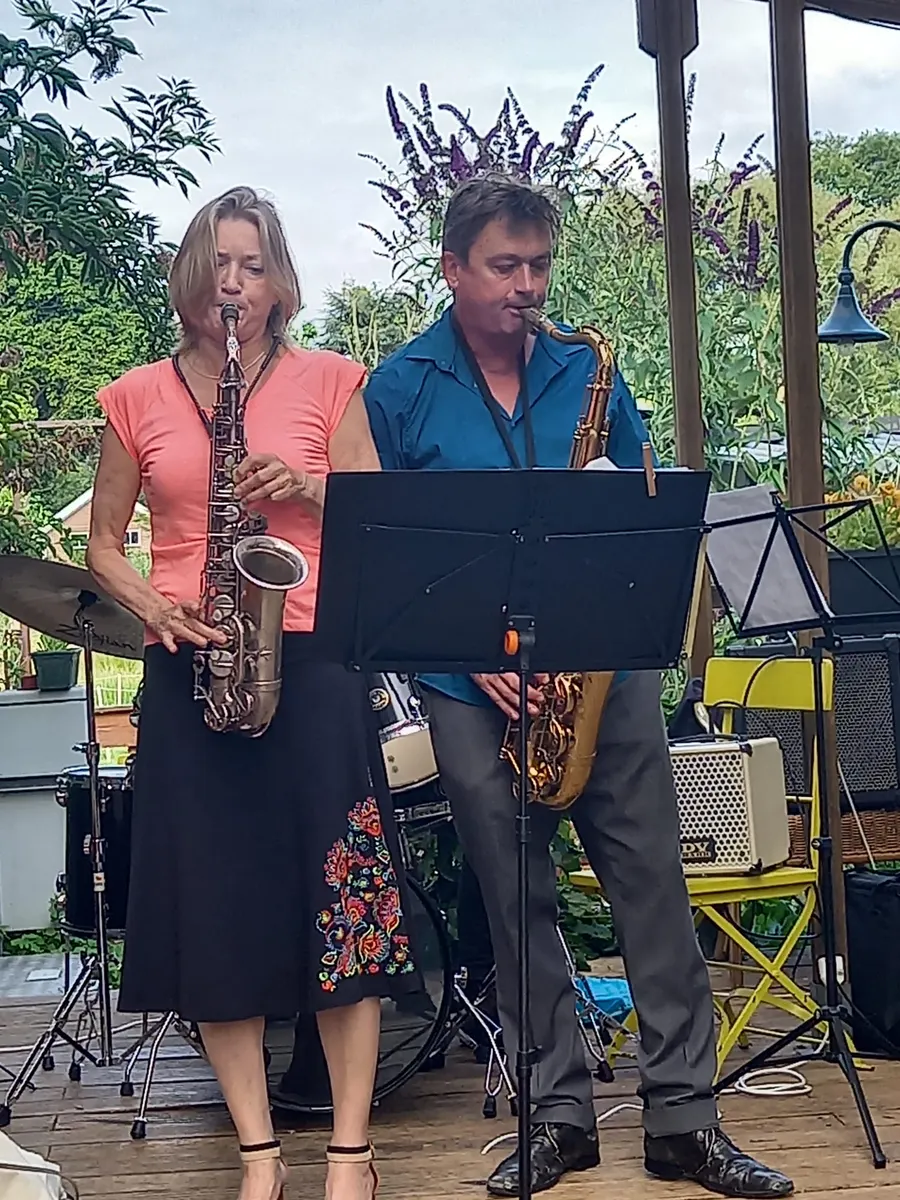 Docent Eldert van Oosten speelt tenorsaxofoon samen met een deelnemer tijdens een jazzworkshop