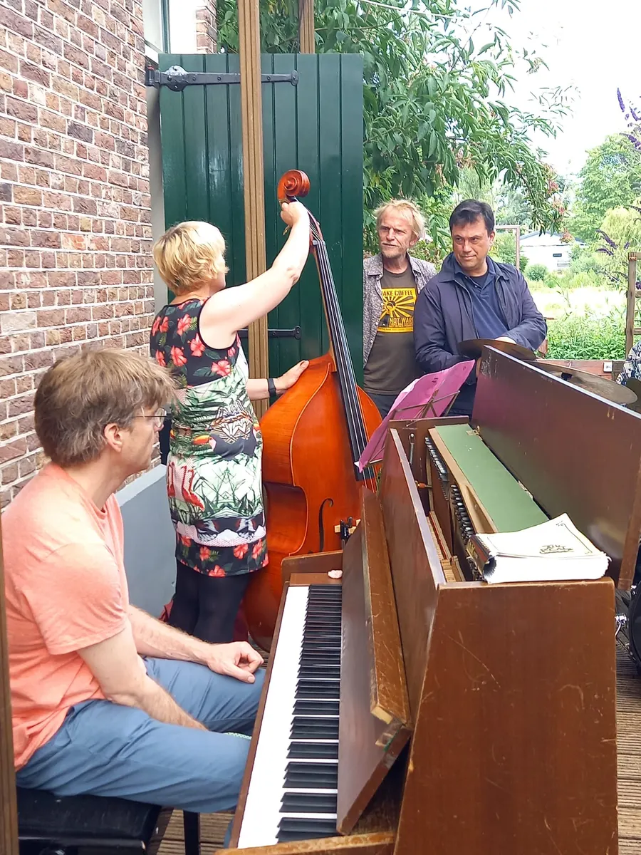Pianist, contrabassiste en publiek bij het optreden