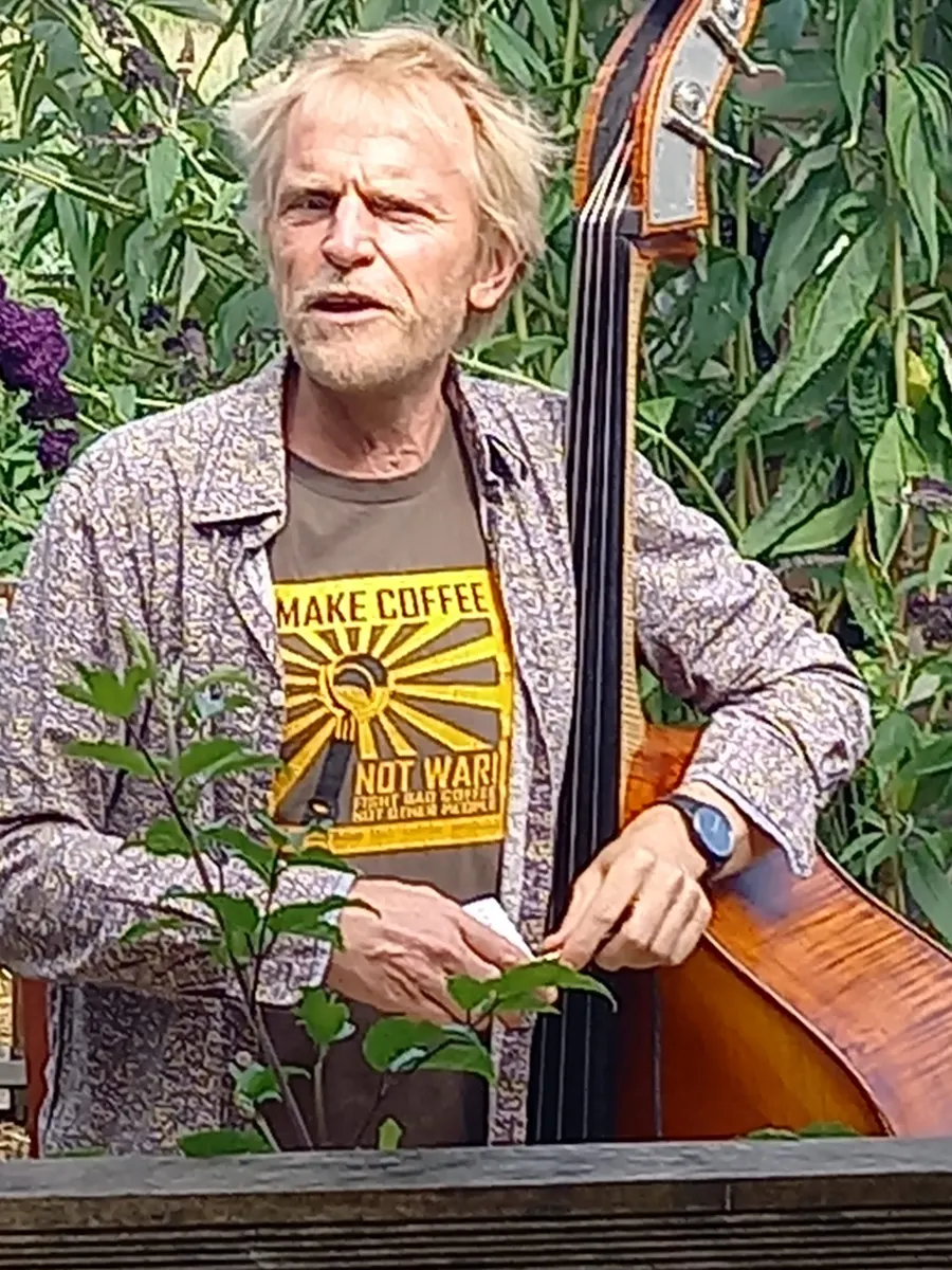 Contrabassist Harm Wijntjes bij de einduitvoering