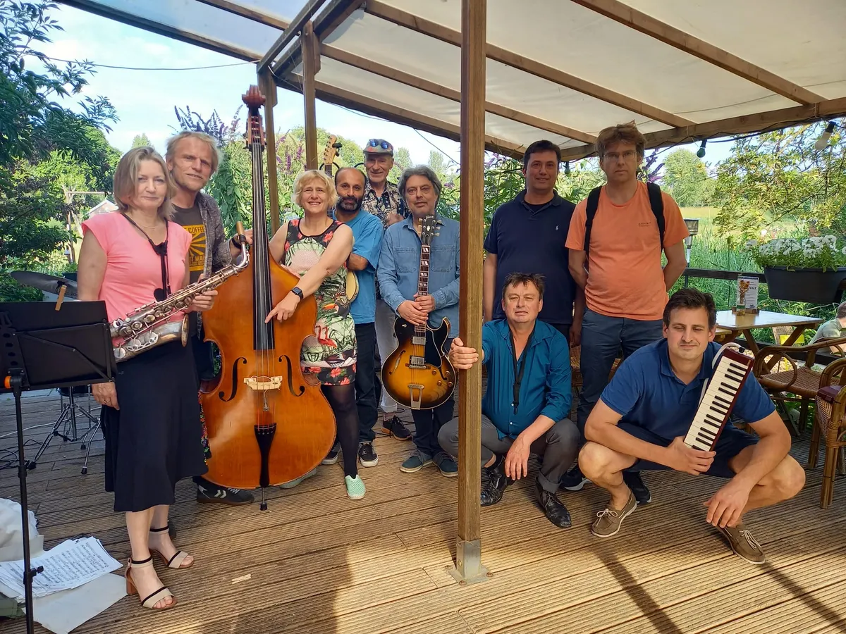 Groepsfoto van de deelnemers aan de jazzworkshop met hun instrumenten